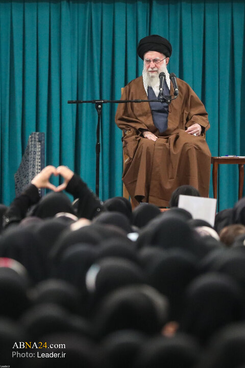 دیدار هزاران نفر از زنان و دختران با رهبر انقلاب