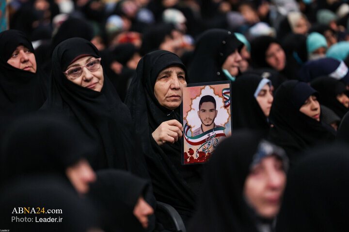 Photos: Imam Khamenei receives thousands of women from throughout country