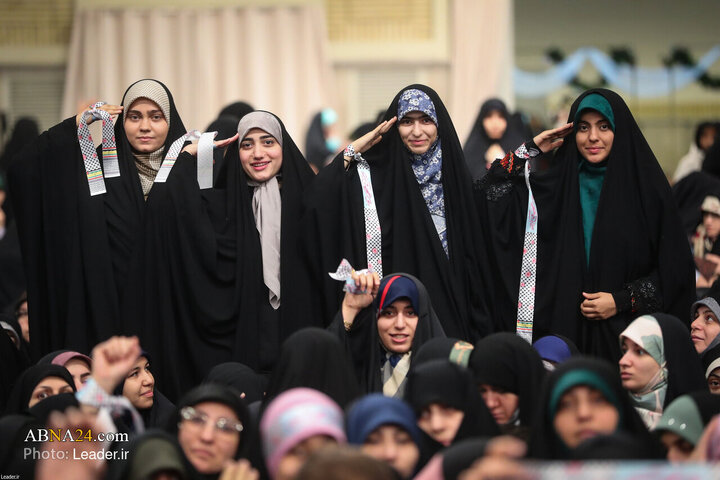 Photos: Imam Khamenei receives thousands of women from throughout country