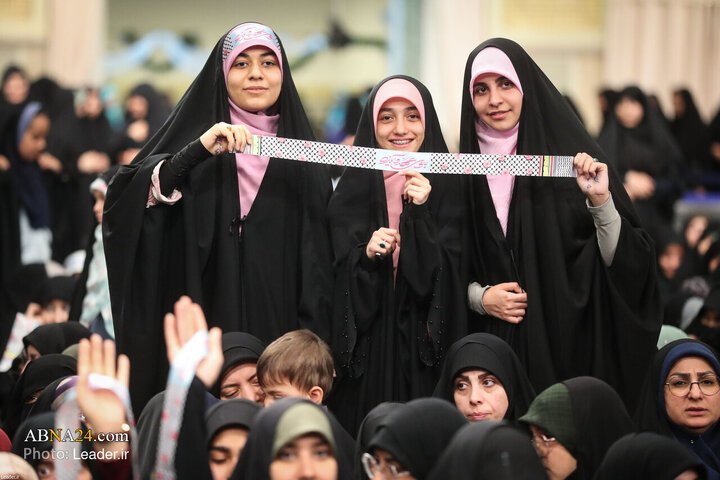 Photos: Imam Khamenei receives thousands of women from throughout country