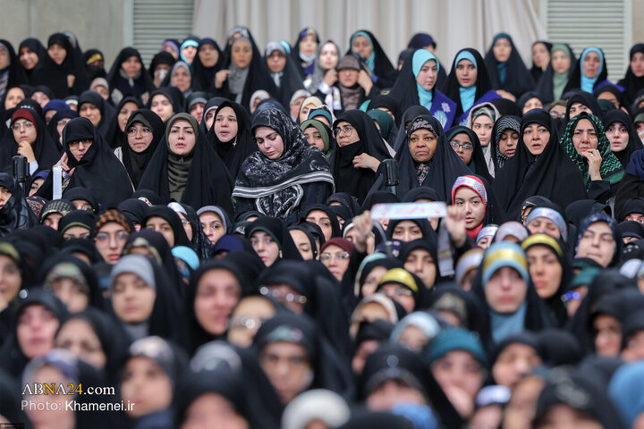 Photos: Imam Khamenei receives thousands of women from throughout country