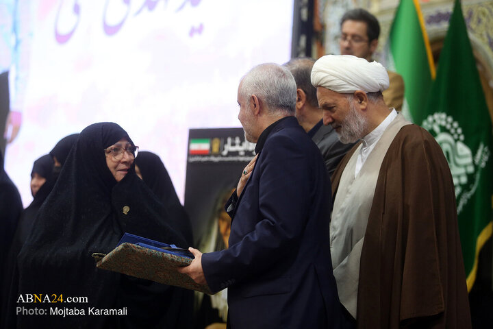 آئین ملی «شکوه ایثار» به منظور تجلیل از مادران و همسران شهدا پنجشنبه (۱۳ آذر ۱۴۰۴) با حضور خانواده‌های شهدا همزمان با سالروز وفات حضرت ام‌البنین (سلام‌الله‌علیها) در شبستان امام خمینی (ره) حرم مطهر حضرت فاطمه معصومه سلام‌الله‌علیها برگزار شد.