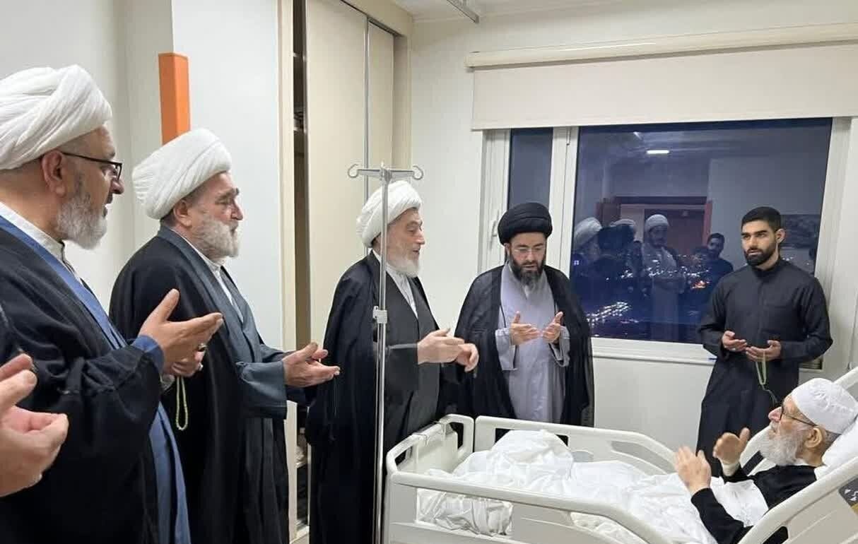 Ayatollah Sheikh Hassan Jawaheri visits Ayatollah Sayyed Morteza Qazvini in Karbala Hospital