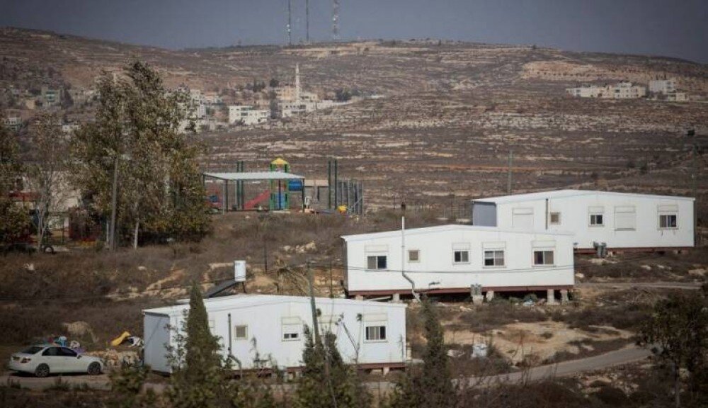 Israeli settlers install mobile homes to expand Migron settlement
