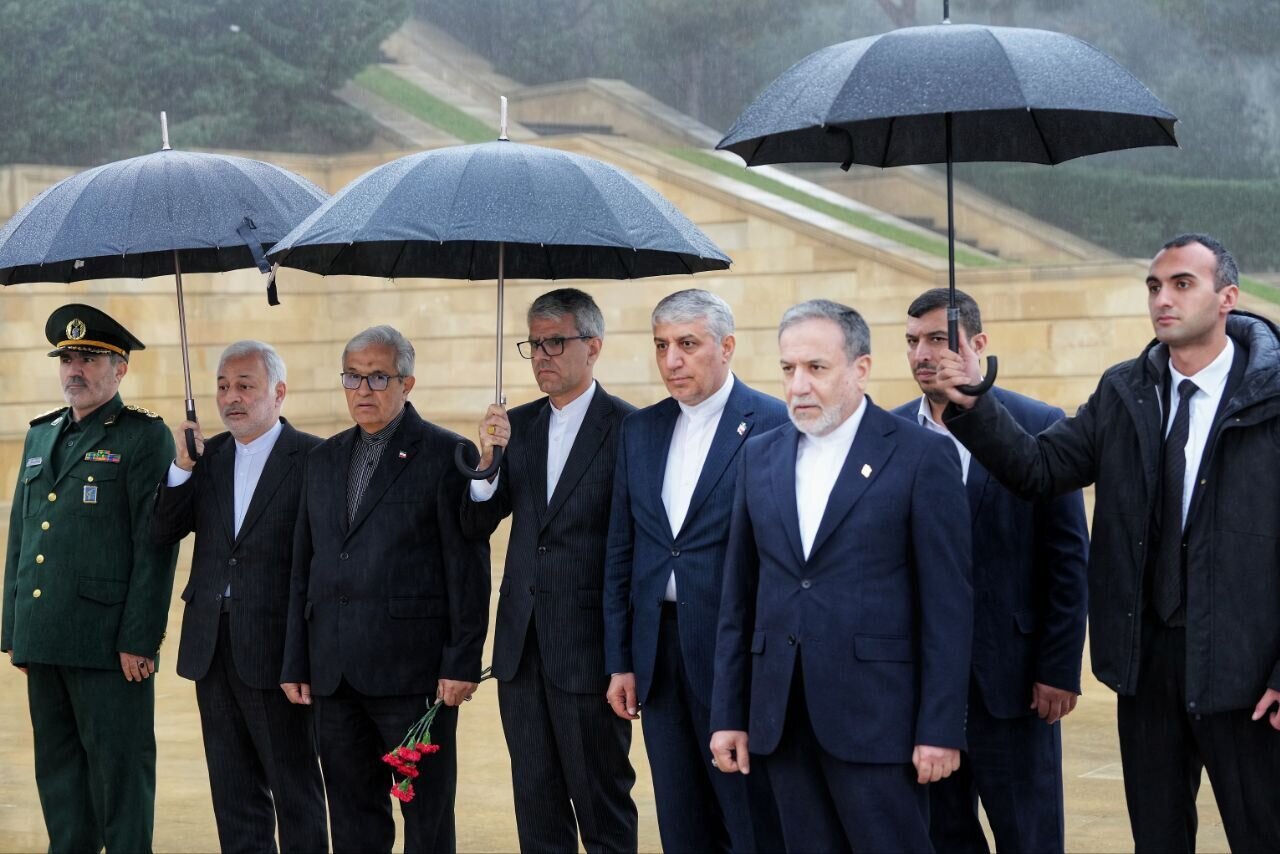 Araghchi pays tribute to Azeraijani martyrs martyrs during official visit to Baku
