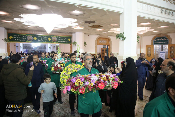 گل‌آرایی ضریح حضرت معصومه(س) در آستانه میلاد حضرت زهرا(س)