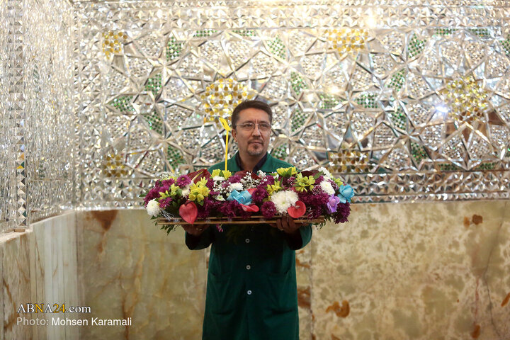 گل‌آرایی ضریح حضرت معصومه(س) در آستانه میلاد حضرت زهرا(س)