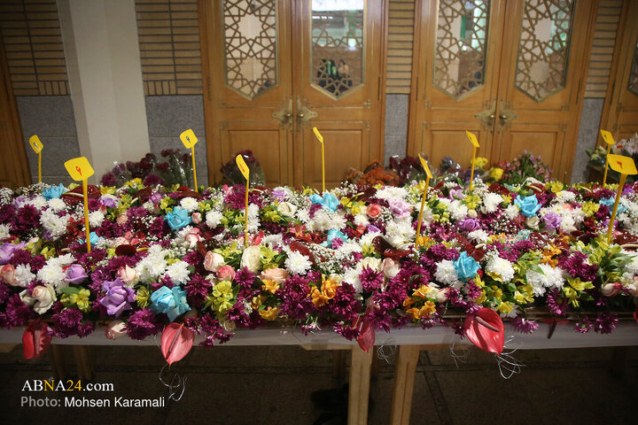 گل‌آرایی ضریح حضرت معصومه(س) در آستانه میلاد حضرت زهرا(س)
