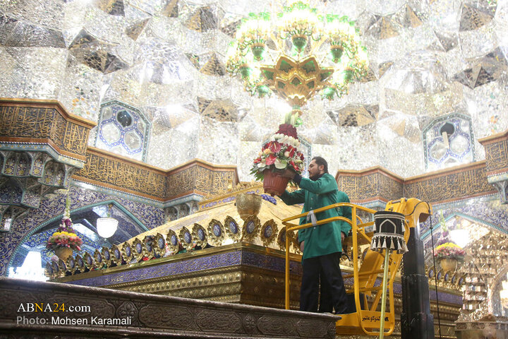 گل‌آرایی ضریح حضرت معصومه(س) در آستانه میلاد حضرت زهرا(س)