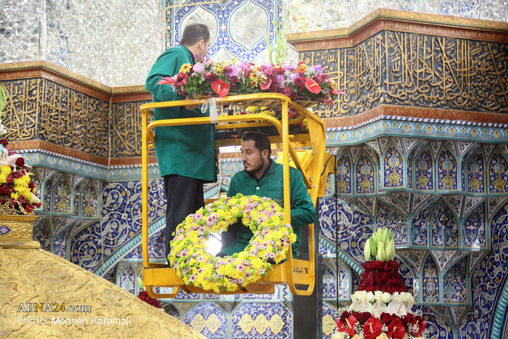 گل‌آرایی ضریح حضرت معصومه(س) در آستانه میلاد حضرت زهرا(س)