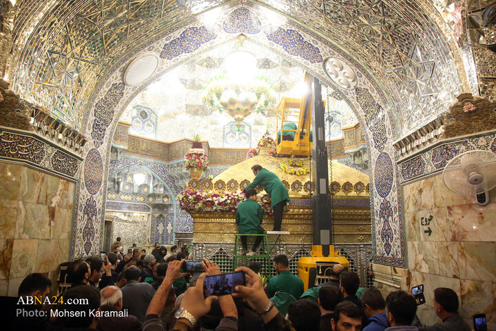 گل‌آرایی ضریح حضرت معصومه(س) در آستانه میلاد حضرت زهرا(س)