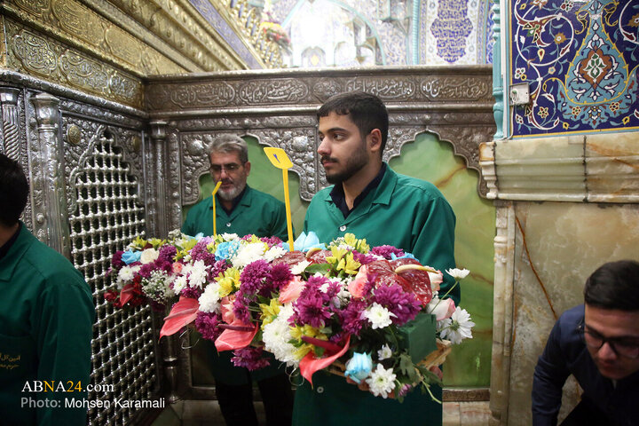 گل‌آرایی ضریح حضرت معصومه(س) در آستانه میلاد حضرت زهرا(س)