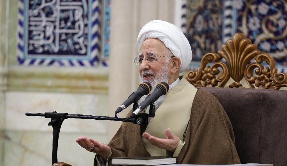 Ayatollah Javadi Amoli underscores gratitude toward parents, highlights mother’s sacrifices