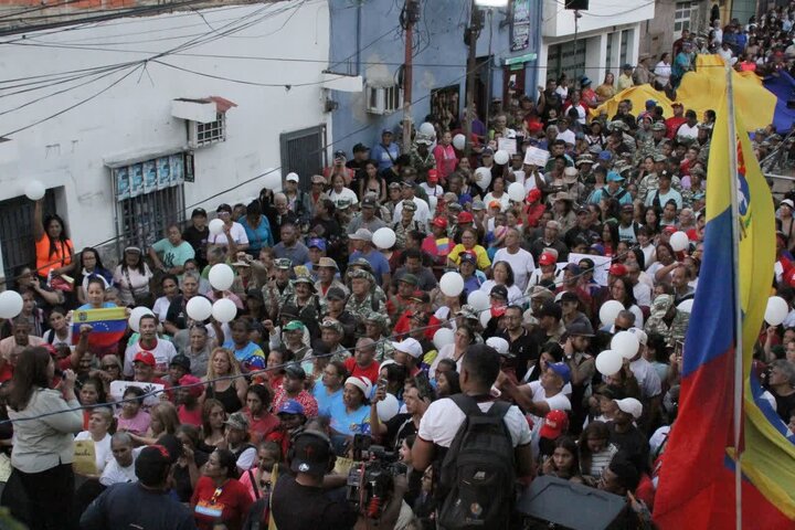 گزارش ابنا از ونزوئلا | هزاران نفر از مردم کاراکاس در اعتراض به حمله به نفتکش ونزوئلایی به خیابان‌ها آمدند + تصاویر