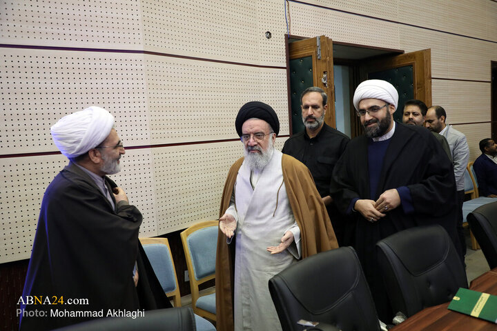 ورود سید احمد خاتمی،‌ امام جمعه موقت تهران‌، عضو جامعه‌ مدرسین‌ حوزه‌ علمیه‌ قم به مراسم رونمایی از موسوعه معارف شیعه باعنوان «معرفی تشیع در جهان امروز؛ ضرورت‌ها ‌و چالش‌ها» 