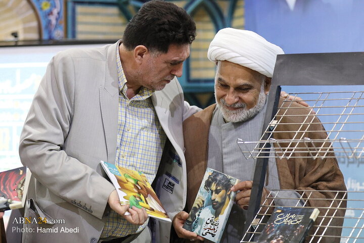 گفتگو «محمدرضا سوقندی» مدیرکل اداره فرهنگ و ارشاد اسلامی قم با حجت‌الاسلام «علیرضا سبحانی‌نسب» رئیس انجمن ناشران کودک و نوجوان قم در آیین رونمایی از ۶ محصول جدید بنیاد رسول رحمت در قم