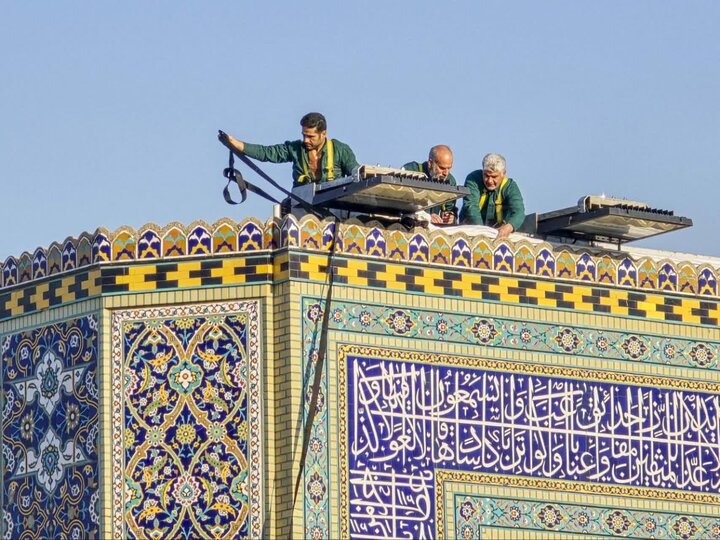 Photos: Installation of banners commemorating Imam Hadi martyrdom at Razavi Shrine