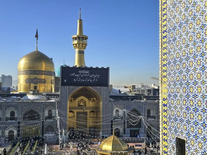 Photos: Installation of banners commemorating Imam Hadi martyrdom at Razavi Shrine