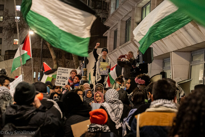 صدها نفر در لندن در حمایت از اعتصاب‌کنندگان غذا از گروه «اقدام برای فلسطین» تجمع کردند
