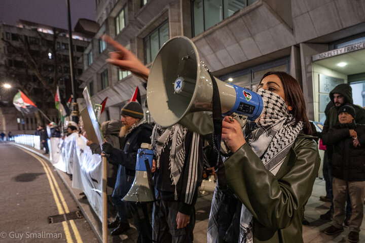 صدها نفر در لندن در حمایت از اعتصاب‌کنندگان غذا از گروه «اقدام برای فلسطین» تجمع کردند