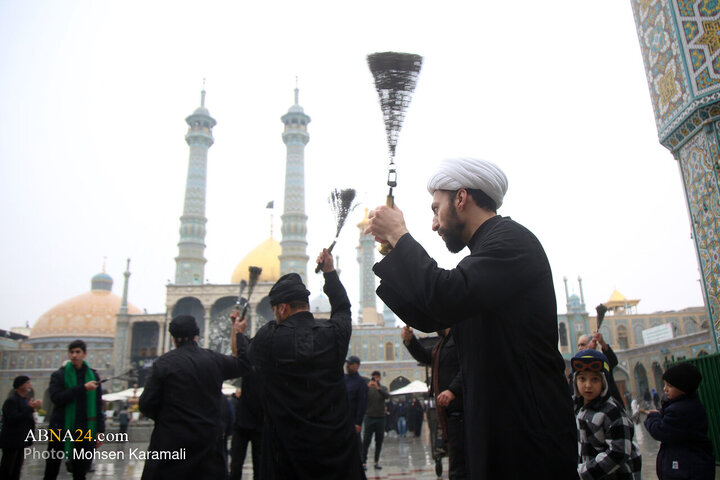 همزمان با فرا رسیدن شهادت امام هادی(ع)، چهارشنبه (۳ دی ۱۴۰۴) حرم مطهر حضرت فاطمه معصومه(س) غرق در اندوه و معنویت شد؛ صحن‌ها و شبستان‌ها با حضور زائران و عزاداران، میزبان مراسم سوگواری، مرثیه خوانی و حضور دسته های عزاداری امام دهم بود.