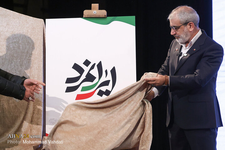  عباسعلی کدخدایی سخنگوی ستاد گرامیداشت ششمین سالگرد شهادت سپهبد شهید قاسم سلیمانی از نشان‌واره و شعار رسمی ششمین سالگرد این شهید والا‌مقام رونمایی می‌کند.