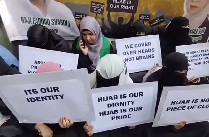 India: Silent Protest Against Islamophobia at Jadavpur University Convocation Over Hijab Ban