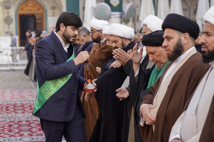Informe fotográfico | La cúpula sagrada del Príncipe de los Creyentes se adorna con la bandera del aniversario del nacimiento de Imam Alí