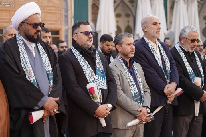 Informe fotográfico | La cúpula sagrada del Príncipe de los Creyentes se adorna con la bandera del aniversario del nacimiento de Imam Alí