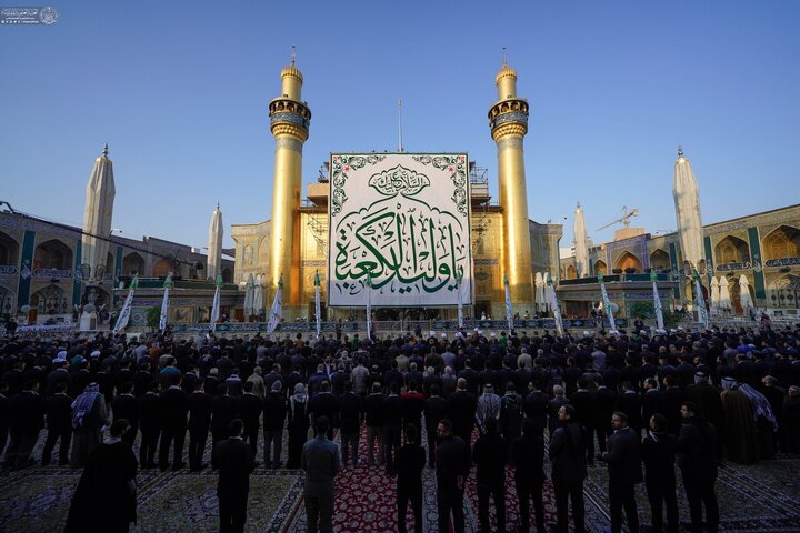 Informe fotográfico | La cúpula sagrada del Príncipe de los Creyentes se adorna con la bandera del aniversario del nacimiento de Imam Alí