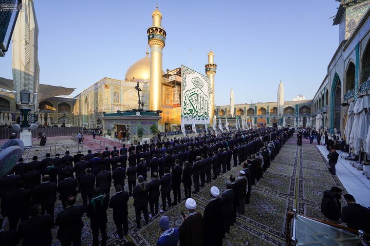 Informe fotográfico | La cúpula sagrada del Príncipe de los Creyentes se adorna con la bandera del aniversario del nacimiento de Imam Alí