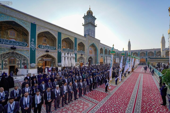 Informe fotográfico | La cúpula sagrada del Príncipe de los Creyentes se adorna con la bandera del aniversario del nacimiento de Imam Alí