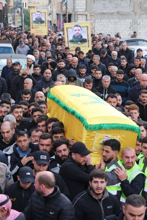 Informe fotográfico | Decenas de personas asisten al cortejo fúnebre del mártir de Hezbolá Mohammad Sobhi Hamdan en Meis al-Jabal
