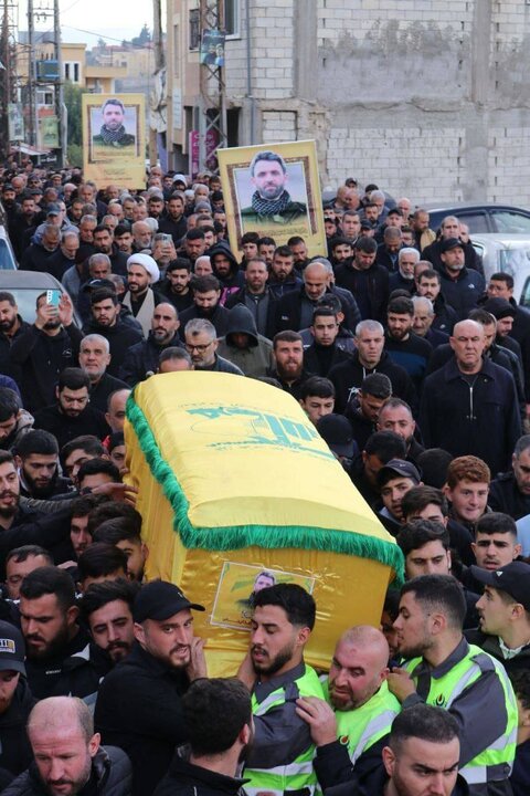 Informe fotográfico | Decenas de personas asisten al cortejo fúnebre del mártir de Hezbolá Mohammad Sobhi Hamdan en Meis al-Jabal