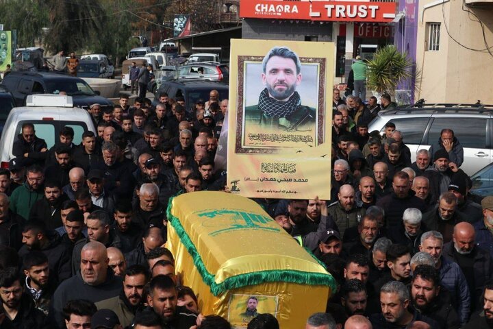 Informe fotográfico | Decenas de personas asisten al cortejo fúnebre del mártir de Hezbolá Mohammad Sobhi Hamdan en Meis al-Jabal