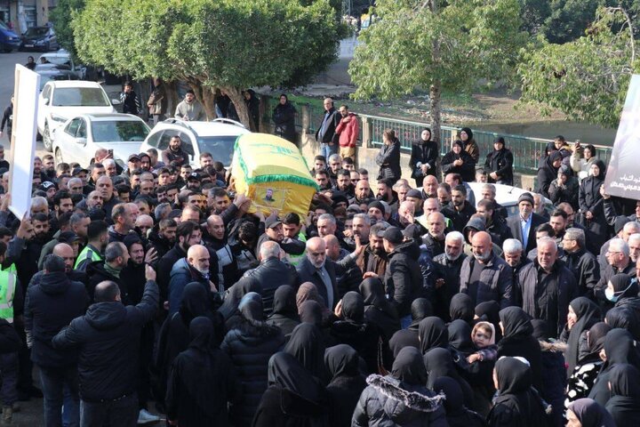 Informe fotográfico | Decenas de personas asisten al cortejo fúnebre del mártir de Hezbolá Mohammad Sobhi Hamdan en Meis al-Jabal