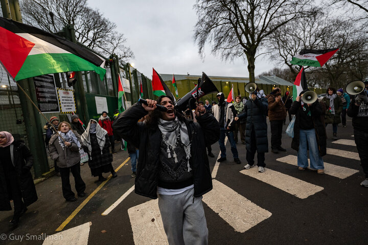 تصاویر | تجمع مقابل زندان نیوهال انگلیس در حمایت از فعال حامی فلسطین