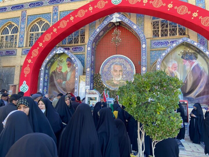 Thousands gather at martyr Soleimani tomb in Kerman