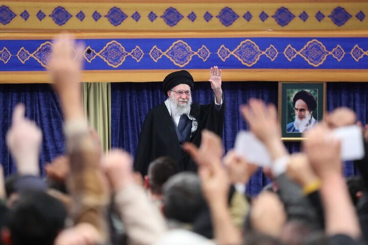 دیدار هزاران نفر از خانواده‌های شهدای جنگ ۱۲ روزه با رهبر انقلاب