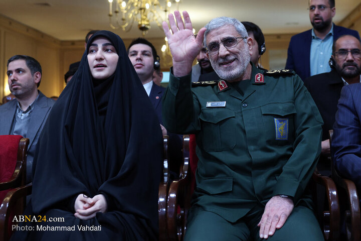 سردار اسماعیل قاآنی، فرمانده نیروی قدس سپاه پاسداران و زینب سلیمانی در کنفرانس دیپلماسی و مقاومت در مکتب حاج قاسم