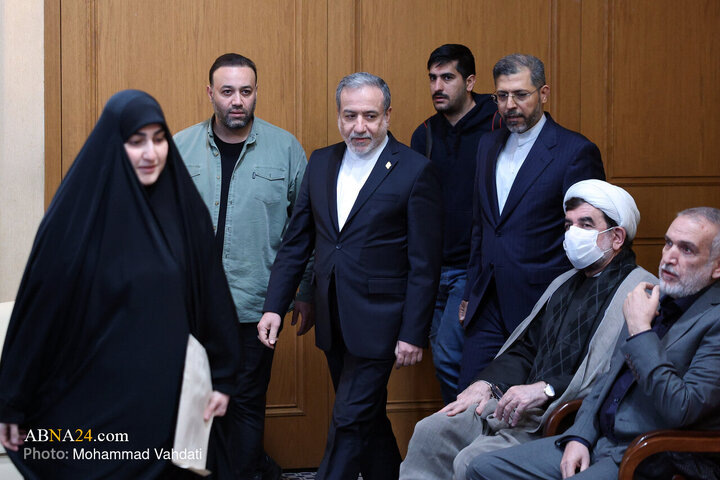  سید عباس عراقچی وزیر امور خارجه و زینب سلیمانی در کنفرانس دیپلماسی و مقاومت در مکتب حاج قاسم 