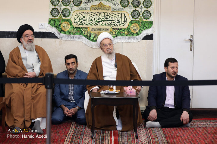 حضور آیت‌الله ناصر مکارم شیرازی و آیت‌الله سید احمد خاتمی، امام جمعه موقت تهران در مراسم جشن روز میلاد امام علی(ع) در مسجد امیرالمومنین(ع) قم