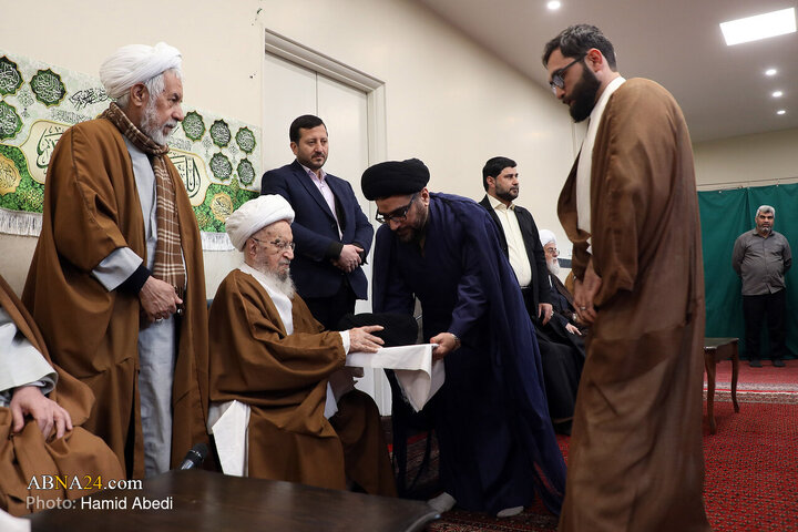 مراسم عمامه گذاری طلاب توسط آیت‌الله ناصر مکارم شیرازی در روز میلاد امام علی(ع)