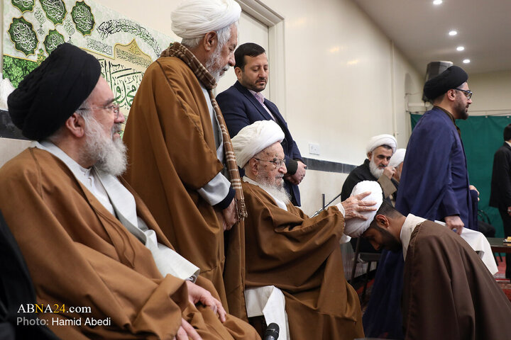مراسم عمامه گذاری طلاب توسط آیت‌الله ناصر مکارم شیرازی در روز میلاد امام علی(ع)