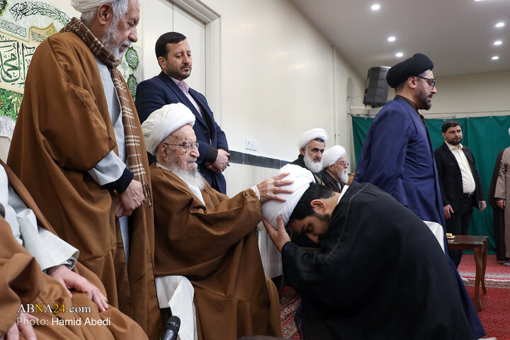 مراسم عمامه گذاری طلاب توسط آیت‌الله ناصر مکارم شیرازی در روز میلاد امام علی(ع)