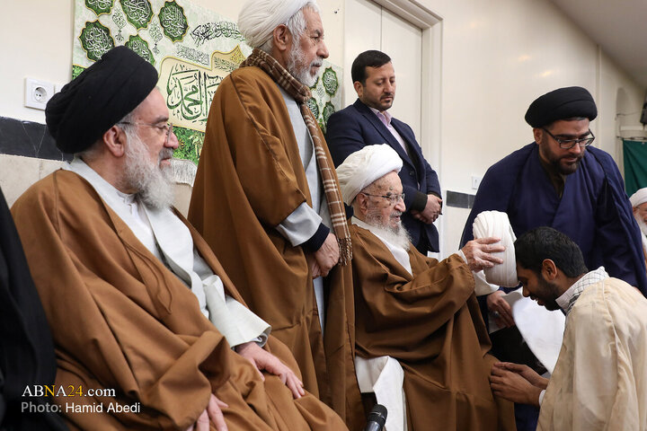 مراسم عمامه گذاری طلاب توسط آیت‌الله ناصر مکارم شیرازی در روز میلاد امام علی(ع)