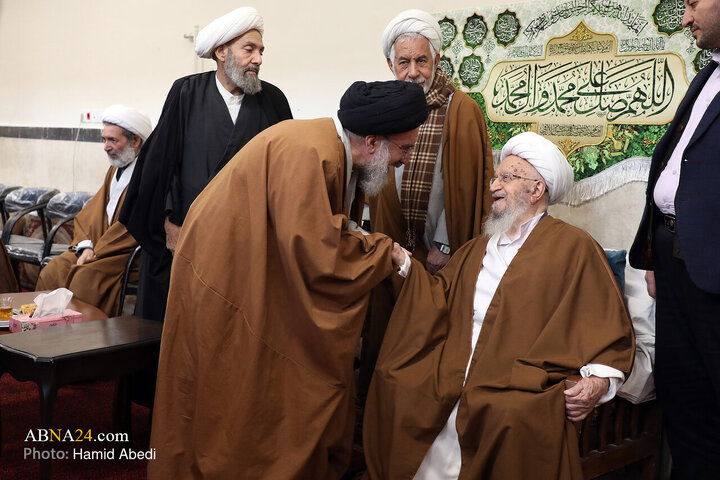 حضور آیت‌الله ناصر مکارم شیرازی و آیت‌الله سید احمد خاتمی، امام جمعه موقت تهران در مراسم جشن روز میلاد امام علی(ع) در مسجد امیرالمومنین(ع) قم