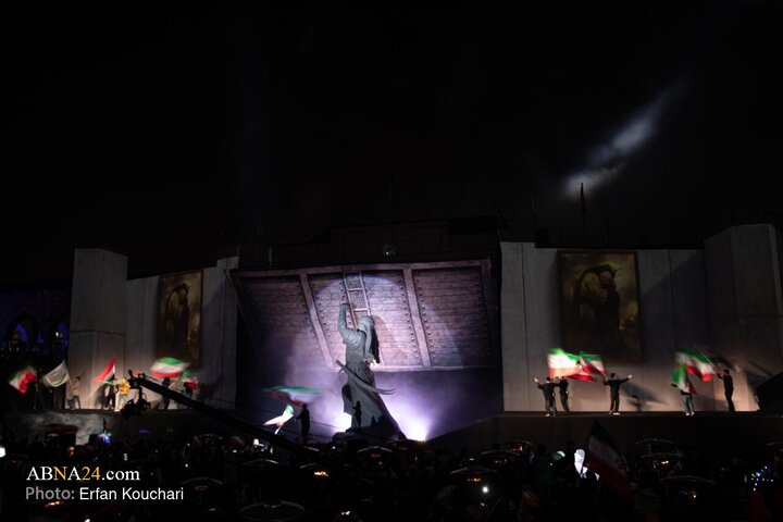 رونمایی از نماد «فاتح خیبر» در میدان امام خمینی (ره) تهران
