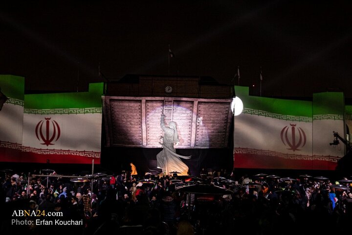 رونمایی از نماد «فاتح خیبر» در میدان امام خمینی (ره) تهران