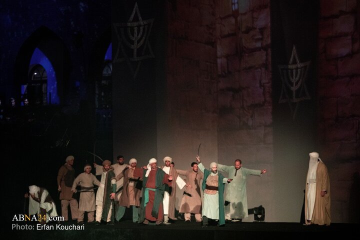 رونمایی از نماد «فاتح خیبر» در میدان امام خمینی (ره) تهران